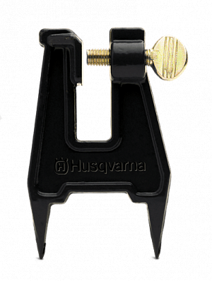 Струбцина для установки пилы на стволе дерева или пне, при заточке цепи